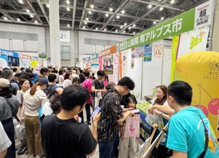 　東京都内で開かれた「楽天超ふるさと納税祭」で試食を楽しむ人たち＝９月１４日