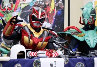 　誕生２０周年の記者会見で感謝を伝える超神ネイガー＝２０２５年６月、秋田県庁