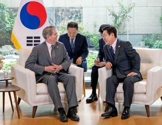 　ベセント米財務長官（左）と会談する韓国の李在明大統領＝９月２４日、ニューヨーク（聯合＝共同）