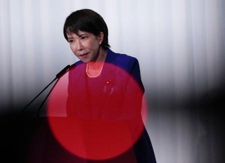 　記者会見する自民党の高市早苗新総裁＝４日午後６時１７分、東京・永田町の党本部