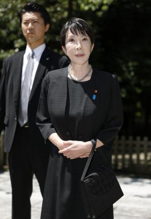 　終戦の日に靖国神社を参拝した高市早苗氏＝８月１５日、東京・九段北