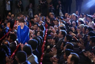 　自民党の新総裁に選出され、拍手を受ける高市早苗氏＝４日午後２時５６分、東京・永田町の党本部