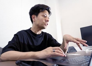 　インターネットラジオ「コテンラジオ」を主宰する深井龍之介さん