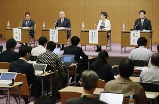 　「クローズアップ現代」に関する意見書を発表したＢＰＯ放送倫理検証委員会の川端和治委員長（左から２人目）ら＝２０１５年１１月、東京・千代田放送会館