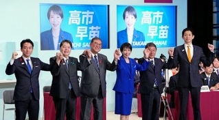 　４日、自民党総裁選後の両院議員総会で手を取り合う（左から）小泉農相、林官房長官、石破首相、高市総裁、茂木前幹事長、小林元経済安保相＝東京・永田町の党本部