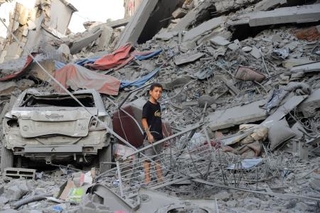 　イスラエルの攻撃を受けたガザ北部ガザ市のシャティ難民キャンプで、がれきの中に立つ少年＝９月（ロイター＝共同）