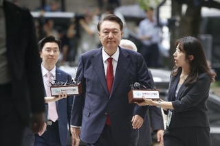 　逮捕状発付の審査のため、ソウル中央地裁に到着した韓国の尹錫悦前大統領＝２０２５年７月９日（共同）
