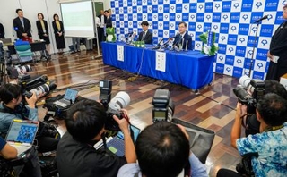 　ノーベル生理学・医学賞の受賞が決まり、記者会見する大阪大の坂口志文特任教授（奥右）＝６日午後８時５５分、大阪府吹田市