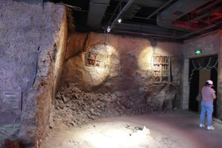 　老城再開発の成果をアピールする施設にある、かつての様子を再現した展示＝２０２５年７月、中国新疆ウイグル自治区カシュガル