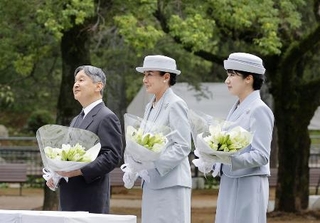 　原爆落下中心地碑に供花される天皇、皇后両陛下と愛子さま＝９月１２日、長崎市