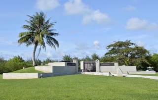 　サイパン島の戦いで亡くなった先住民の名前を刻んだ「マリアナ追悼碑」＝２０２５年８月、米自治領サイパン島