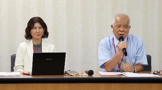 　医療保護入院の問題点を訴える江口実さん（右）と西前啓子弁護士＝８月、厚労省