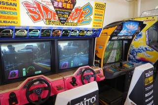 　「アミコ屋上プレイランド」のゲームコーナーにあるレーシングゲームなど＝９月、徳島市