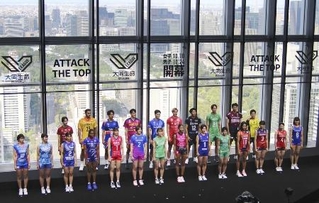 　ＳＶリーグの開幕前イベントに出席した各チームの選手＝１０月２日、東京都港区