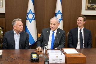 　イスラエル政府の閣議に出席した（左から）ウィットコフ米中東担当特使、ネタニヤフ首相、トランプ米大統領の娘婿クシュナー氏＝９日、エルサレム（イスラエル首相府提供・共同）