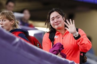 陸上の世界選手権東京大会の女子やり投げ予選を終え、涙ながらに引き揚げる北口榛花＝９月１９日、国立競技場