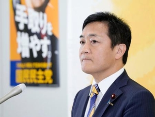 　１０日、記者団の取材に応じる国民民主党の玉木代表＝国会