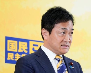　１０日、記者団の取材に応じる国民民主党の玉木代表＝国会