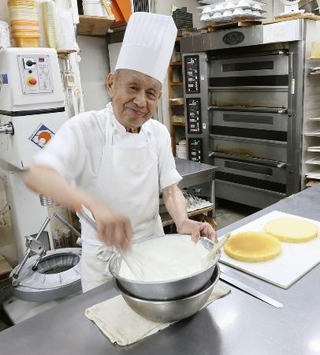 「ふらんす菓子屋エミリー」で作業する小野康雄さん＝愛知県尾張旭市
