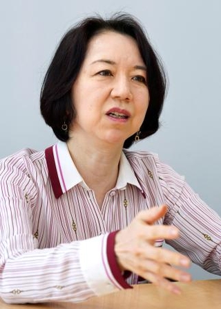 　インタビューに答える作家の深沢潮さん