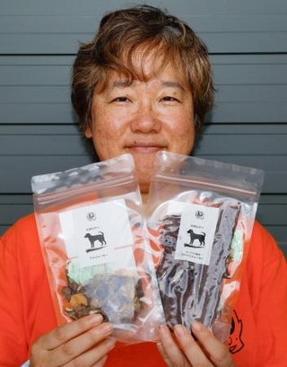 　販売している犬用おやつを紹介する田中恵美さん