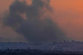 イスラエル軍の空爆で、黒煙が上るパレスチナ自治区ガザ北部＝９月、イスラエル南部スデロトから撮影