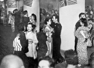 　占領軍兵士らでにぎわう東京・銀座のキャバレー＝１９４５年１１月　