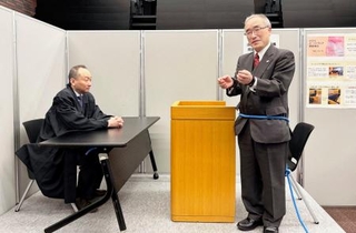 　大阪弁護士会主催のイベントで設置された、手錠や腰縄の模擬体験ブース＝３月、大阪市（同会提供）