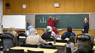 　子どもをあやしながら日本語を学ぶアフガン女性たち＝５月、千葉市