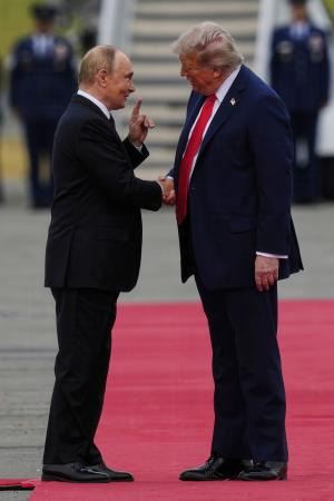 　ロシアのプーチン大統領を出迎えるトランプ米大統領＝８月１５日、米アラスカ州アンカレジ（ＡＰ＝共同）
