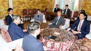 　政策協議に臨む自民党の高市総裁（右から３人目）と日本維新の会の藤田共同代表（左奥）＝１７日午後、国会
