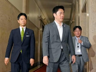 　１５日、自民党の高市総裁との会談に臨む日本維新の会の吉村代表（手前）と藤田共同代表（左）＝国会