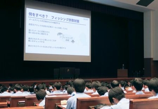 　警視庁警察学校で行われた「フィッシング詐欺」に関する講義＝９月、東京都府中市