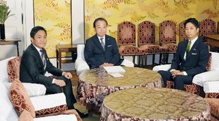 会談に臨む（左から）国民民主の玉木雄一郎代表、立民の野田佳彦代表、維新の藤田文武共同代表＝１０月１５日、国会