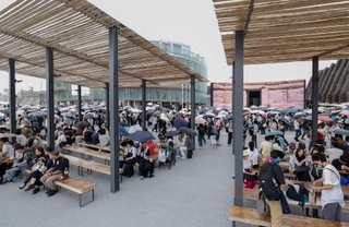 　マルタ館（右奥）の前に設置されたベンチ＝５日、大阪市此花区の夢洲