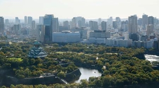 　大阪城（手前左）と大阪市の市街地＝１７日