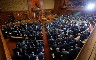 　首相指名選挙が行われた衆院本会議。臨時国会では、国会議員定数の削減が大きな焦点となる＝２１日午後１時１分