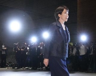 　皇居での首相任命式と閣僚認証式のため、首相官邸を出る高市早苗首相＝９月２１日