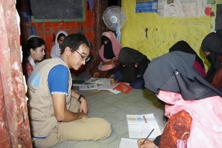 　識字プログラムに取り組む鷹觜悠史さん＝２０２５年７月、バングラデシュ・コックスバザール（鷹觜さん提供・共同）