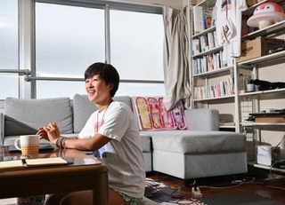 　自宅でインタビューに答えるきのコさん
