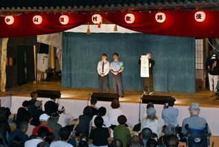　中山春日神社奉納歌舞伎の幕あいで、漫才を披露する「餃子とイガグリ」の（左から）小脇康平巡査と佐野浩太警部補＝２０２５年１０月、香川県小豆島町
