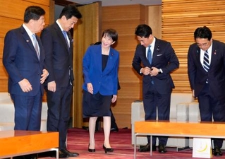　閣議に臨む高市首相（中央）ら＝２４日午前、首相官邸
