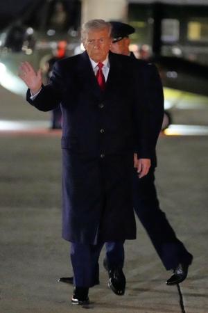 　２４日、米大統領専用機に向かうトランプ大統領＝ワシントン近郊（ＡＰ＝共同）