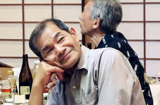 　新潟水俣病の被害者を支援してきた旗野秀人さん（映画「春、阿賀の岸辺にて」の一場面から、小森はるかさん提供）