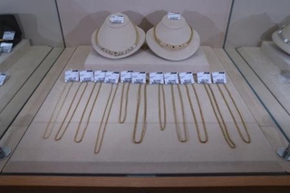 　コメ兵の店頭に並ぶ金のアクセサリー＝９月２９日、東京都中央区