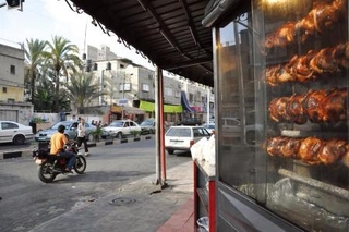 　店先に並ぶローストチキン（「ガザ・キッチン」より）