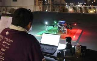 　徳島市の阿波おどり会場付近で待機する「サーベイ」のスタッフとドローン＝８月