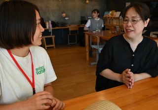 　アルコールインクアートの魅力を伝える川辺美代子さん（右）。左は「み館」の日替わり館長を務める「ながよ光彩会」職員の木元茜里さん＝２０２５年７月