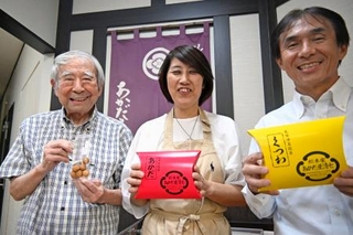 　「あかだ屋清七」の商品を手にする（右から）岡田博さん、妻雅代さん、父貞雄さん＝２０２５年１０月、愛知県津島市