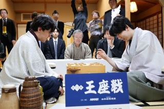 　将棋の第７３期王座戦５番勝負第５局で、藤井聡太六冠（右）を破った伊藤匠新王座＝２８日夜、甲府市